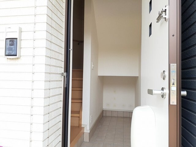 物件内観写真14　(明るい玄関です)