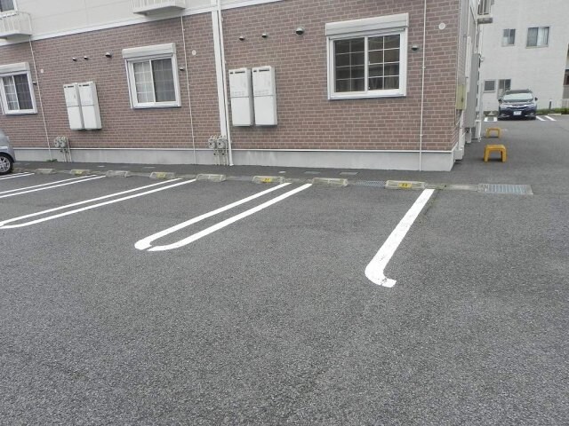 物件外観写真2　(駐車場があるので、車を買う予定の方も安心です)