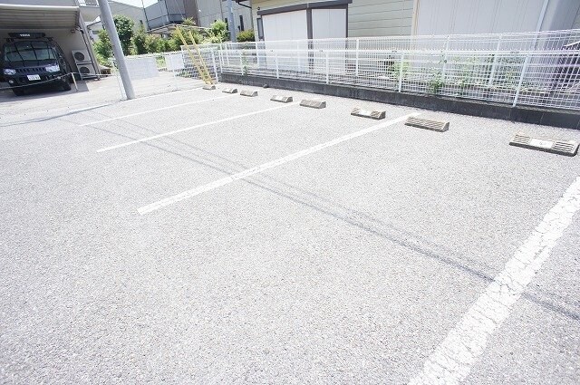 物件外観写真2　(駐車場完備です)