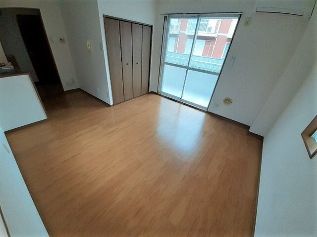 物件内観写真9　(明るい色調の室内です)