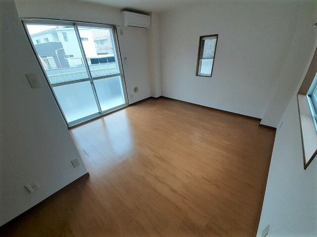 物件内観写真12　(明るい色調の室内です)