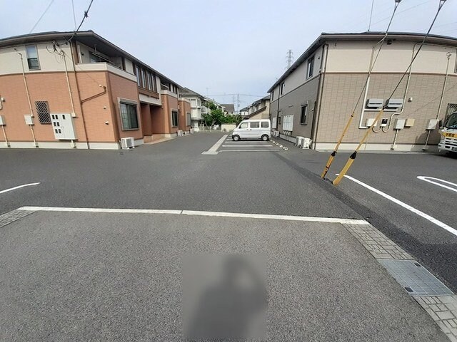 物件外観写真2　(車をお持ちの方に嬉しい駐車場付きの物件です)