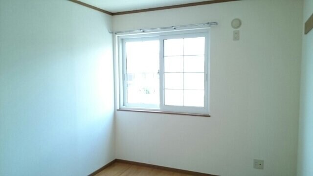 物件内観写真15　(明るい色調の室内です)