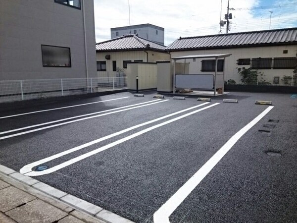 駐車場(車をお持ちの方に嬉しい駐車場付きの物件です)