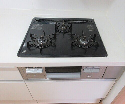 物件内観写真24　(キッチン　コンロ　※2025年3月撮影)