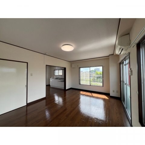 物件内観写真6　(ゆったり過ごせる居間です)