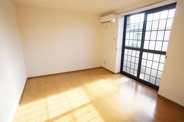 物件内観写真9　(ゆったりとしたリビングです)