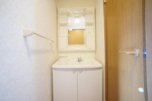 物件内観写真13　(明るい洗面所です)