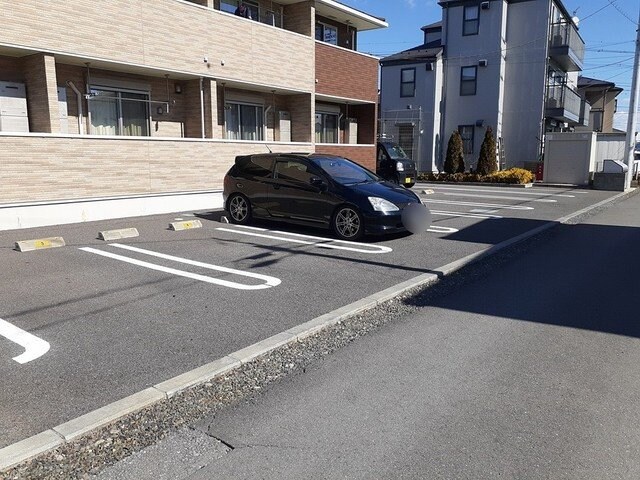 物件外観写真2　(車をお持ちの方に嬉しい駐車場付きの物件です)