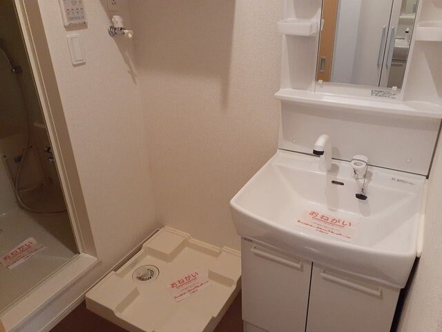 物件内観写真12　(明るい洗面所です)