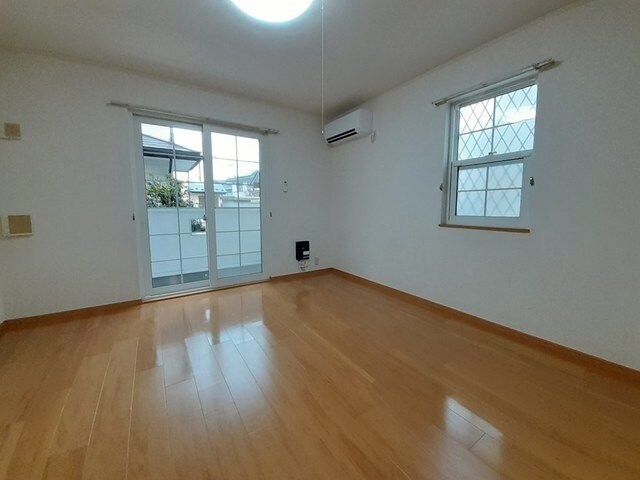 物件内観写真8　(ゆったり過ごせるリビングです)