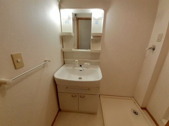 物件内観写真11　(広い洗面スペース)