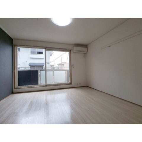 物件内観写真4　(ゆったりとした居間です)