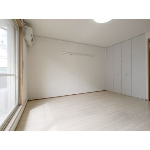 物件内観写真6　(こちらのリビングで趣味の時間をお楽しみください)