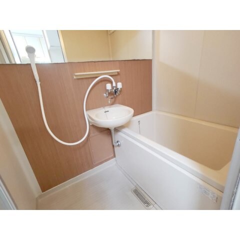 物件内観写真9　(日々の疲れを癒すお風呂付です)