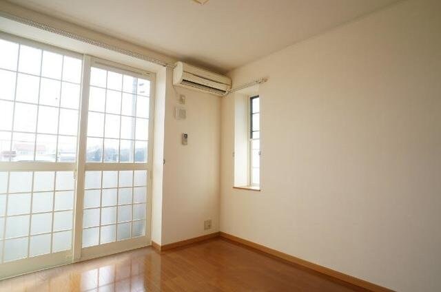 物件内観写真11　(こちらの居間で趣味の時間をお楽しみください)