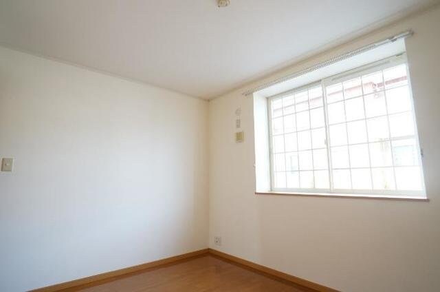 物件内観写真12　(明るい色調の室内です)