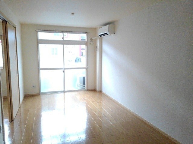 物件内観写真9　(ゆったりとした居間です)