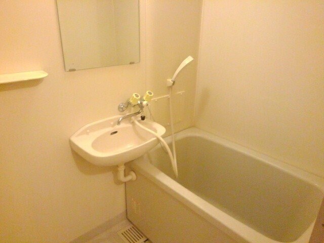 物件内観写真11　(日々の疲れを癒すお風呂付です)