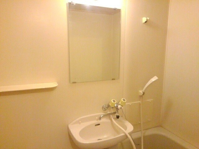 物件内観写真13　(ゆったりとスペースのある洗面所)