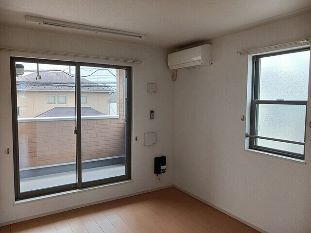 物件内観写真9　(こちらの居間で趣味の時間をお楽しみください)