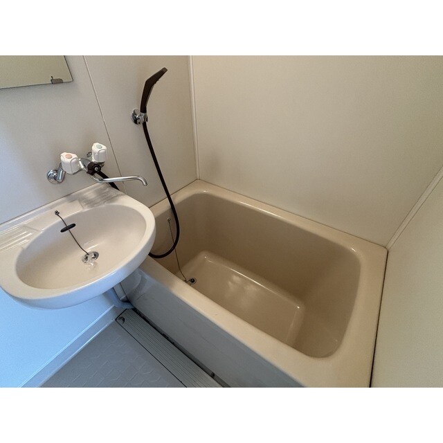 物件内観写真10　(日々の疲れを癒すお風呂付です)