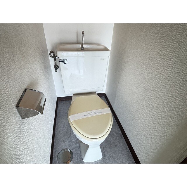 物件内観写真11　(ゆったりとした空間のトイレです)