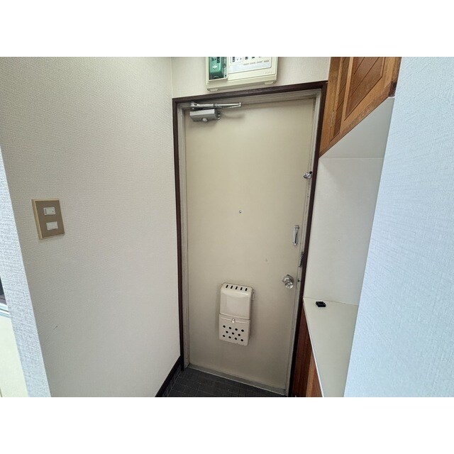 物件内観写真18　(明るい玄関です)