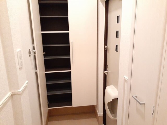 物件内観写真14　(収納もある玄関です)