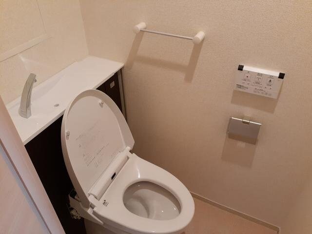 物件内観写真15　(コンパクトで使いやすいトイレです)