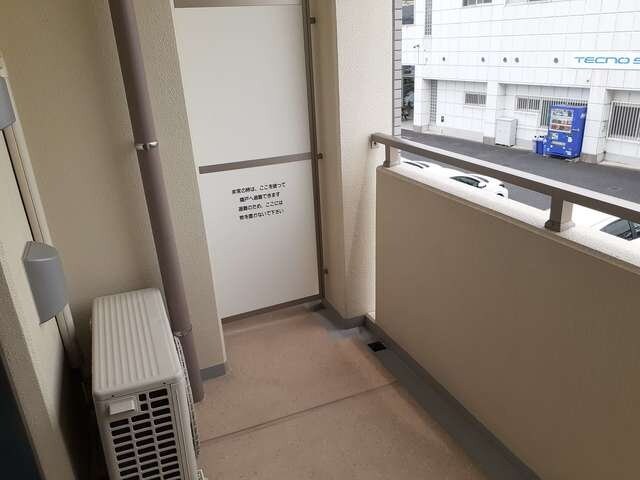 物件内観写真19　(開放的で明るい空間を演出してくれるバルコニーです)