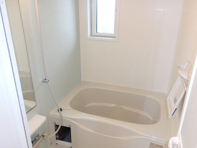 物件内観写真13　(コンパクトで使いやすいお風呂です)