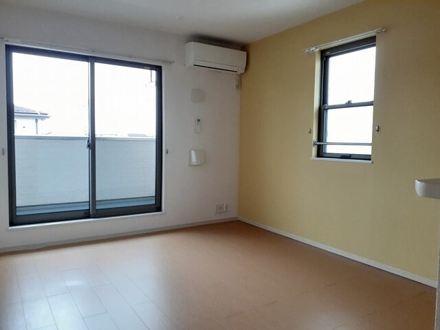 物件内観写真9　(ゆったりとした居間です)