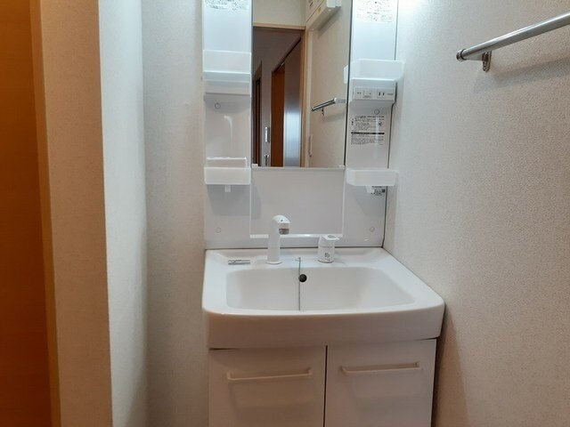 物件内観写真12　(コンパクトで使いやすい洗面所)