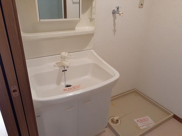 物件内観写真12　(ゆったりとスペースのある洗面所)