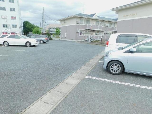 物件外観写真2　(車をお持ちの方に嬉しい駐車場付きの物件です)