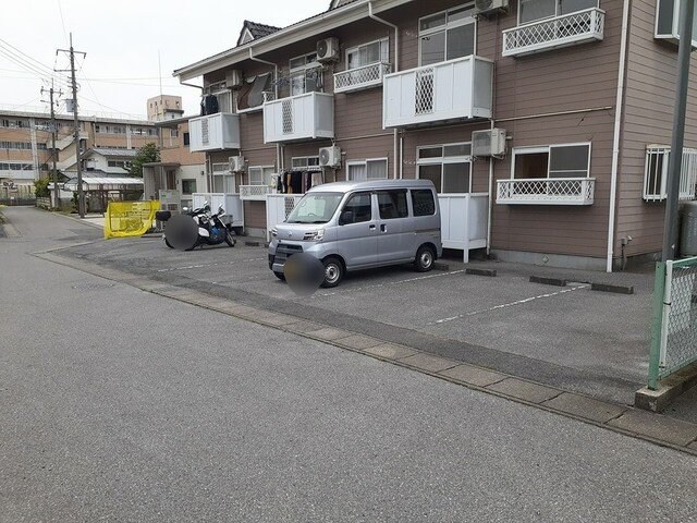 物件外観写真2　(駐車スペースもあります)