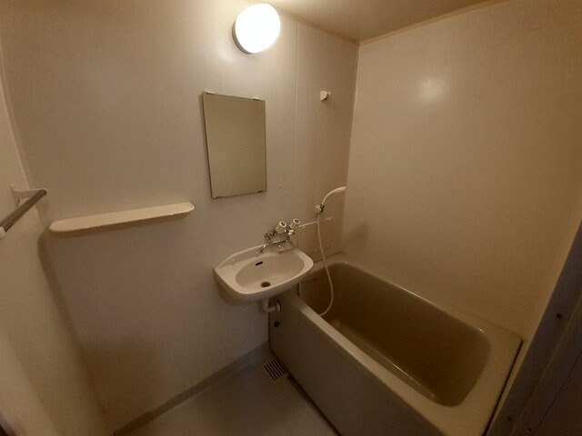 物件内観写真11　(日々の疲れを癒すお風呂付です)