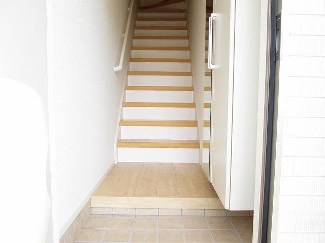 物件内観写真17　(ゆったりとした玄関です)