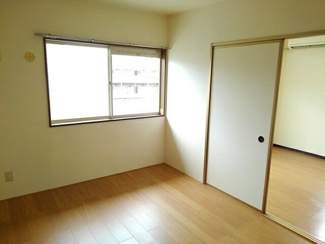 物件内観写真12　(内装は落ち着いています)