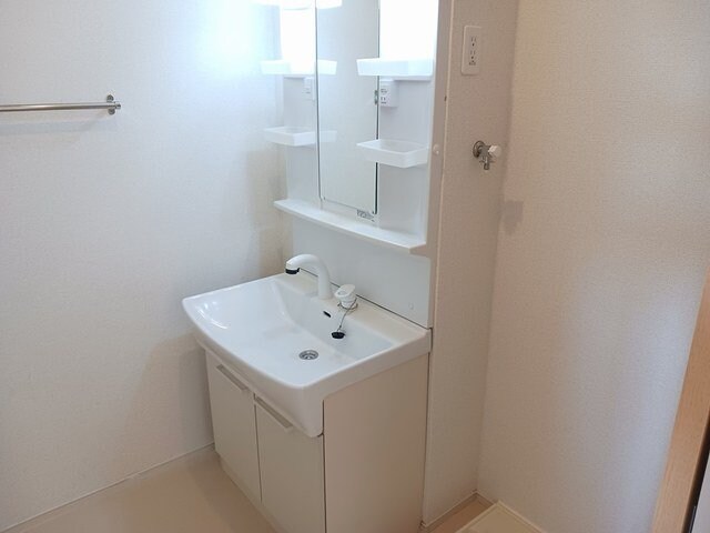 物件内観写真12　(明るい洗面所です)