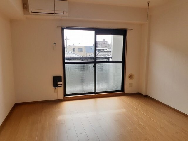 物件内観写真9　(こちらのリビングで趣味の時間をお楽しみください)