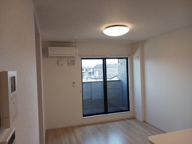 物件内観写真9　(こちらのリビングで趣味の時間をお楽しみください)