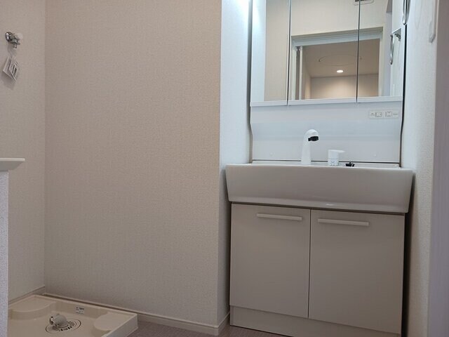 物件内観写真12　(広い洗面スペース)