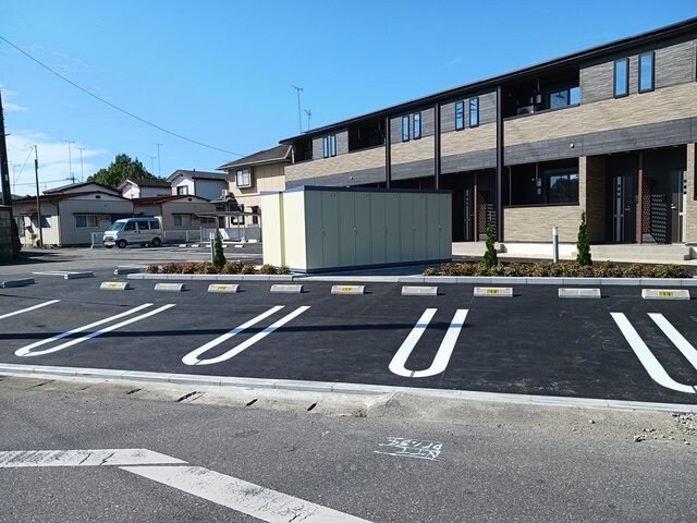 物件外観写真2　(車をお持ちの方に嬉しい駐車場付きの物件です)