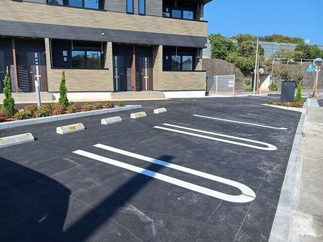 物件外観写真2　(駐車場があるので、車を買う予定の方も安心です)