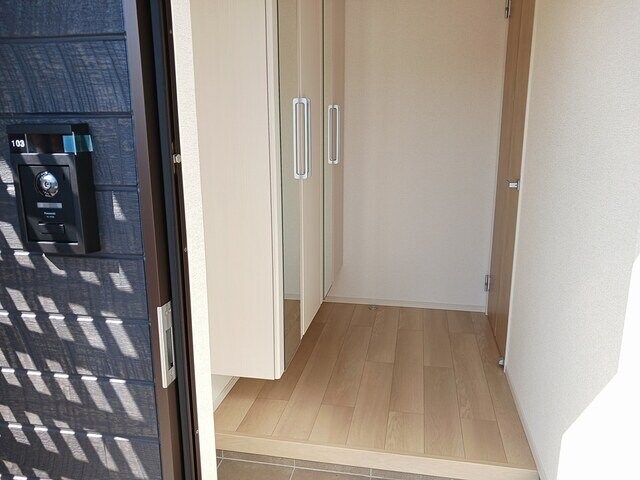 物件内観写真14　(ゆったりとした玄関です)