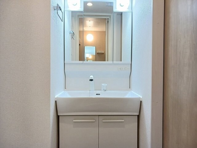 物件内観写真12　(明るい洗面所です)