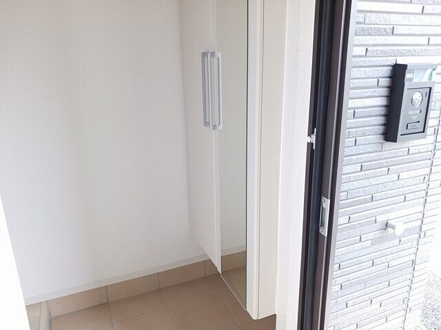 物件内観写真14　(収納もある玄関です)