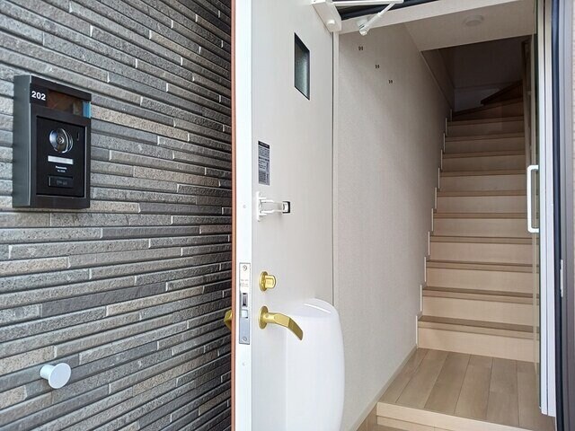 物件内観写真14　(明るい玄関です)